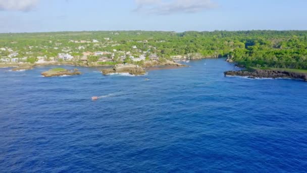 Fischerboot Verlässt Die Küste Des Tropischen Boca Yuma Karibik — Stockvideo