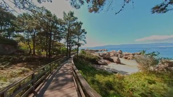 Viajando Hacia Adelante Con Playa Mar Faro Fondo Hermoso Día — Vídeos de Stock