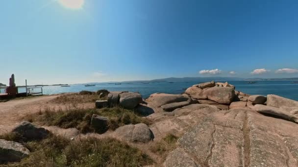 Vista Panorámica Con Rocas Mar Hermoso Día Soleado Con Pocas — Vídeos de Stock