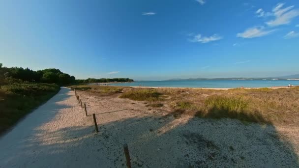 在阳光明媚的一天 西班牙加利西亚 阿罗萨岛上美丽宁静的海滩 平静的大海 全景尽收眼底 — 图库视频影像