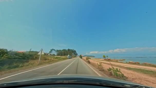 在阳光明媚 海面平静的日子里 西班牙加利西亚从阿鲁萨岛海滩的车里向前走着 — 图库视频影像
