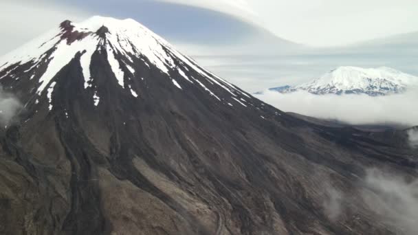 雪の帽子をかぶった火山の美しい景色 背景にはナウルホー山とルアペフ山の空中 ニュージーランド — ストック動画