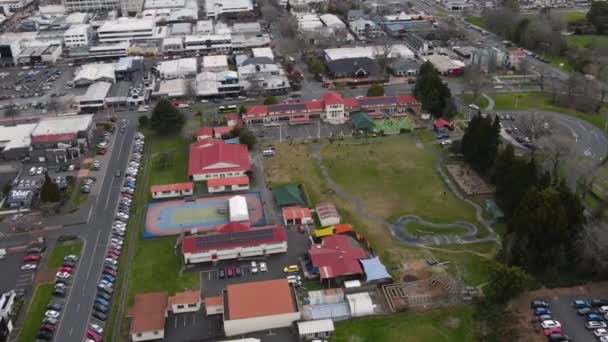 Órbita Aérea High School Secundaria Ciudad Rotorua Nueva Zelanda — Vídeos de Stock