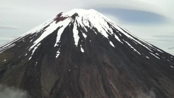 Outstanding Aerial View Massive Snowy Top Mount Ngauruhoe Tongariro National — Stock Video