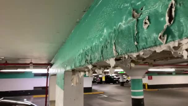 Descascamento Pintura Dentro Garagem Estacionamento Subterrânea Desenvolvimento Edifício Urbano Centro — Vídeo de Stock