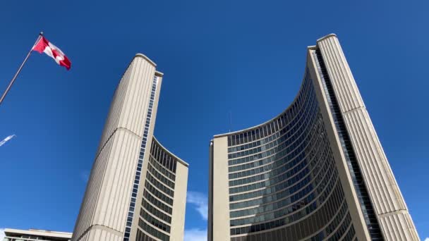 Gedung Pemerintah Kota Toronto City Hall Melihat Bendera Kanada Berhembus — Stok Video