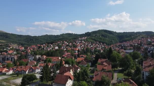Vista Aérea Cajetina Serbia Ciudad Pequeña Las Laderas Montaña Zlatibor — Vídeo de stock