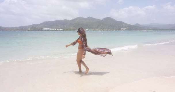 Mosolygó Boldog Gondtalan Latino Lady Flörtölés Nézi Kamera a Trópusi tengerparton, Playa Teco Maimon, Dominikai Köztársaság, Kézi lövés