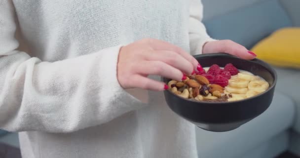 Semangkuk Buah Dan Kacang Yang Berwarna Warni Dan Sehat Dimakan — Stok Video