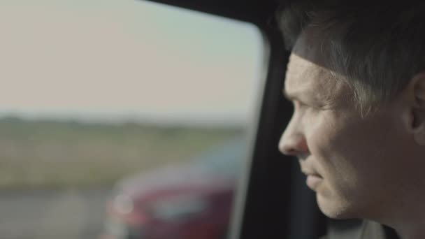 Erwachsener Kaukasischer Mann Starrt Auf Der Autobahn Aus Dem Fenster — Stockvideo