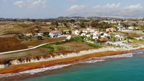 希腊凯法利尼亚Megas Lakkos海滩海岸沿海城镇景观 空中拍摄 — 图库视频影像