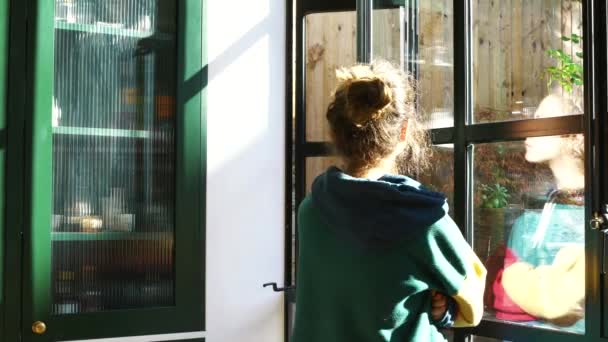 Chica Mirando Desde Las Ventanas Cocina — Vídeos de Stock