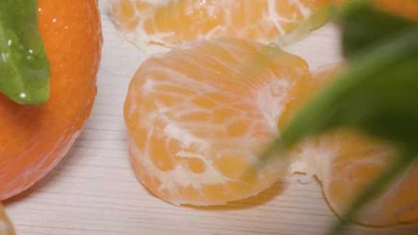 매크로 사진을 닫으면 비타민 영양소 미네랄로 채워진 신선하고 과일인 맨다린 — 비디오