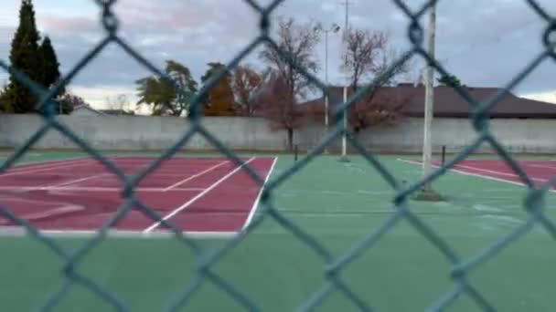 Spaziergang Durch Tennisplätze Freien Auf Der Gegenüberliegenden Seite Des Tores — Stockvideo