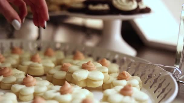 Ruka Zvedání Dopřát Lahodné Sladké Mražené Cukrové Sušenky — Stock video