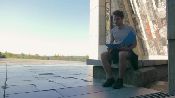 Homem Tentando Aprender Uma Língua Estrangeira Partir Seu Mapa Nota — Vídeo de Stock