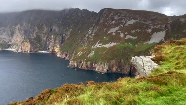 Panorama Shot Giant Cliff Coastline Ireland Calm Blue Atlantic Ocean — Αρχείο Βίντεο