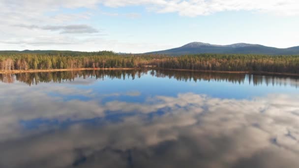 Lago Sueco Espejo Nublado Cielo Cerca Del Bosque Alpino Lakefront — Vídeos de Stock