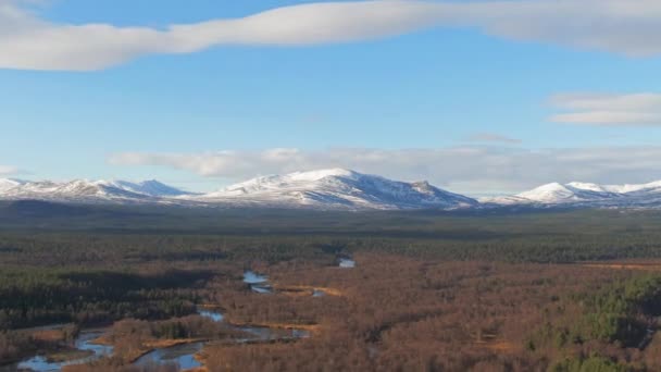 Parallax Drone Shot Snowcapped Švédské Hory Obklopené Alpským Lesem Řekou — Stock video