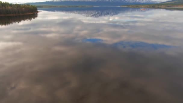 Sueco Alpine Forest Lake Refletindo Montanhas Cobertas Neve Câmera Incline — Vídeo de Stock