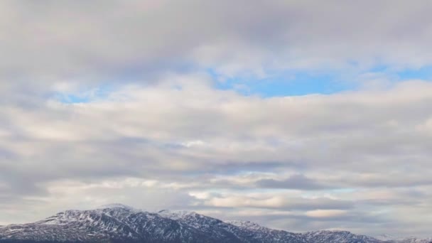 Lago Bosque Alpino Sueco Con Montañas Nevadas Día Nublado Drone — Vídeos de Stock