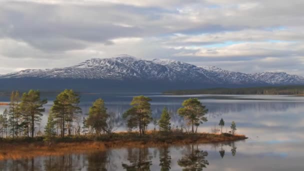 Ilha Floresta Lago Sueco Com Montanhas Alpinas Cobertas Neve Fundo — Vídeo de Stock