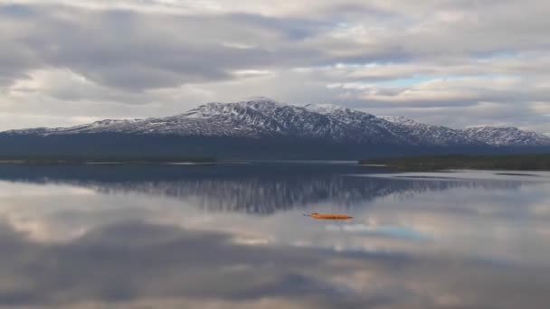 Parallax Drone Shot Swedish Lake Χιονισμένα Βουνά Και Συννεφιασμένο Ουρανό — Αρχείο Βίντεο