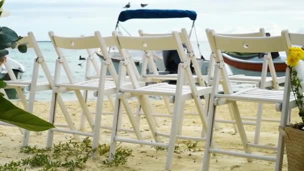 Розкішна Весільна Церемонія Березі Океану Карибському Узбережжі Білі Стільці Жертовник — стокове відео
