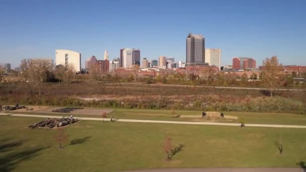 Columbus Ohio Skyline Drone Video Skutt Lavt Til Høyt – stockvideo