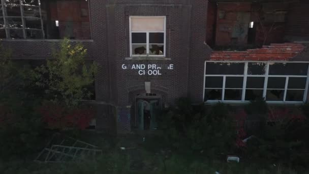 Grand Prairie Elementary School Abandoned Building Ohio Drone Video Zoom — Stock Video