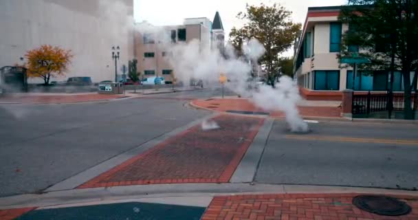 密歇根州Lansing市街道下升起的蒸汽 — 图库视频影像