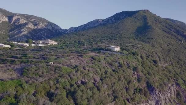 撒丁岛Cala Gonone村附近悬崖峭壁顶上的房屋的空中照片 可以非常直接地看到这间与世隔绝的房子 — 图库视频影像