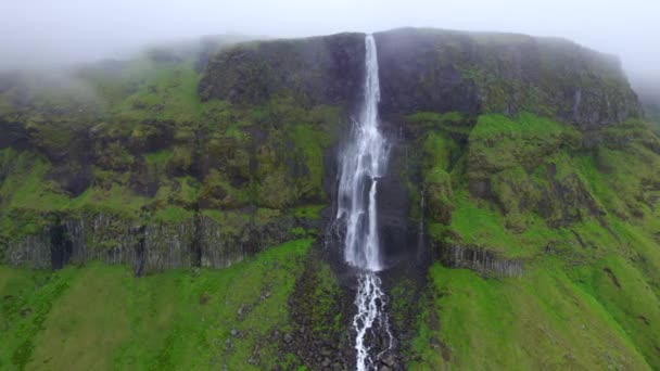 Bella Cascata Bianca Della Montagna Rocciosa Verde Islanda Aerial — Video Stock