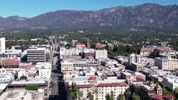 Aerial View Bright Clear Day Downtown Pasadena Rooftop Buildings Mountain — Stock Video