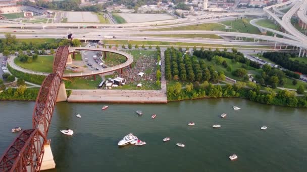 Αεροφωτογραφία Drone Από Μια Υπαίθρια Συναυλία Ηλιοβασίλεμα Louisville Ηνωμένες Πολιτείες — Αρχείο Βίντεο