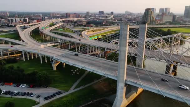 Luchtfoto Van Het Louisville Stadsgezicht Brug Zonnige Avond Pan Drone — Stockvideo