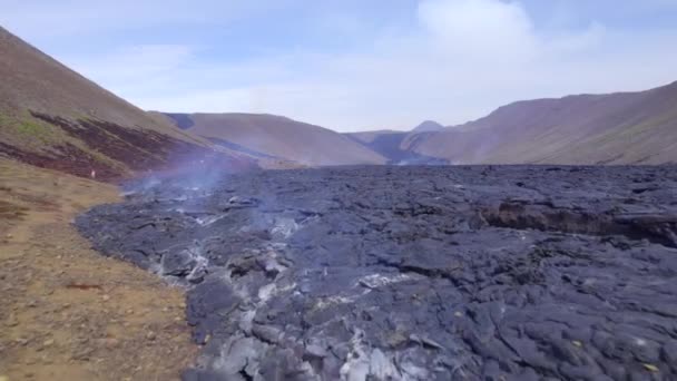 アイスランドのナタギバレーの山々に囲まれた広大な硬化溶岩フィールドの空中ビュー — ストック動画
