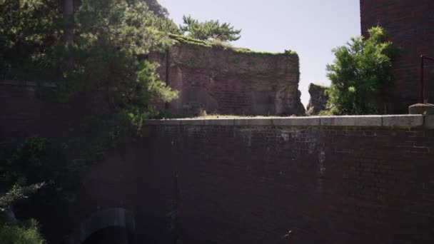 Fort Aan Zee Van Tomogashima Island Pan Rode Bakstenen Ruïnes — Stockvideo