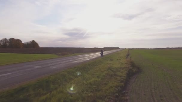 Motocycliste Monter Une Moto Automne Prise Vue Aérienne — Video