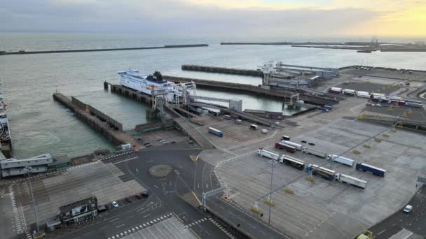 Οχήματα Και Φορτηγά Φόρτωση Στο Ferry Port Dover Ferry Terminal — Αρχείο Βίντεο