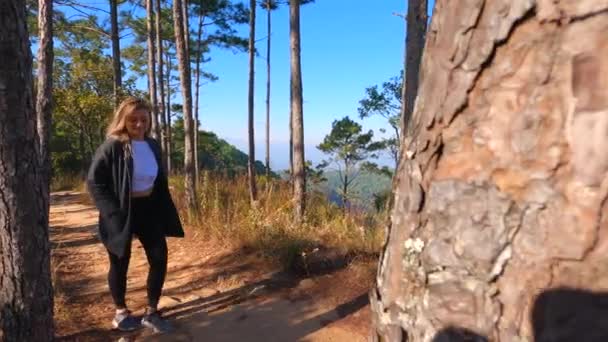 Femme Marchant Souriant Sur Sentier Forestier Belvédère Doi Pui Chiang — Video