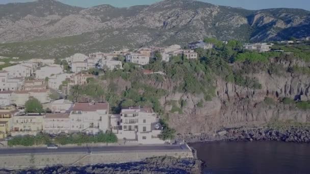撒丁岛Cala Gonone村附近悬崖顶上房屋的空中拍摄 — 图库视频影像