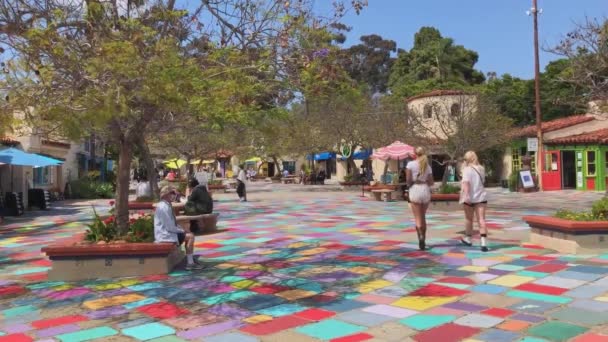 サンディエゴのバルボアパークにあるスペインの村の芸術センターでの晴れた日カリフォルニア2021 — ストック動画