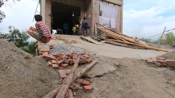 Asiáticos Saindo Uma Casa Abandonada Construção Vietnã — Vídeo de Stock