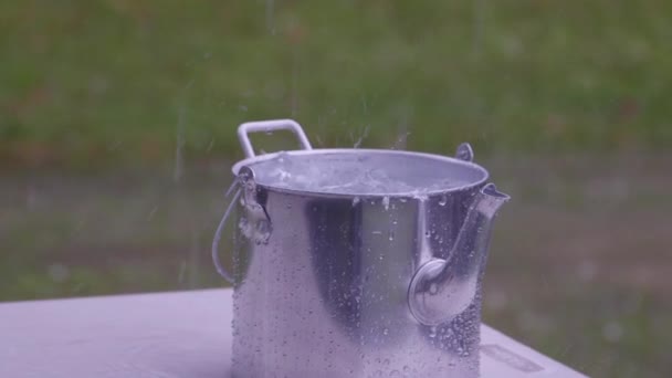 Dešťová Voda Plní Konvici Nebo Billy Venku Během Bouře — Stock video