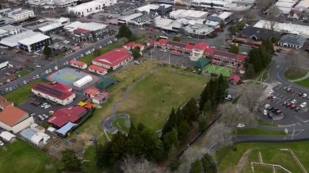 市中心的罗托鲁阿高中校园空中儿童在操场上玩耍的场景向Cbd透露 新西兰 — 图库视频影像