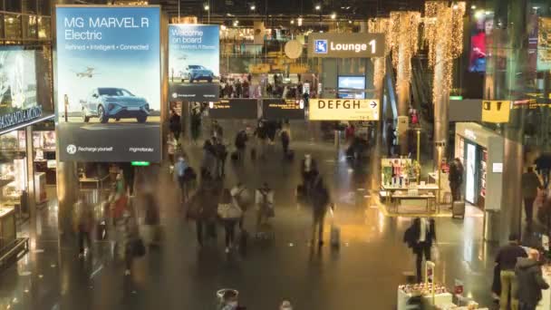 People Wearing Mask Covid Pandemic Walking Schiphol International Airport Nederländerna — Stockvideo