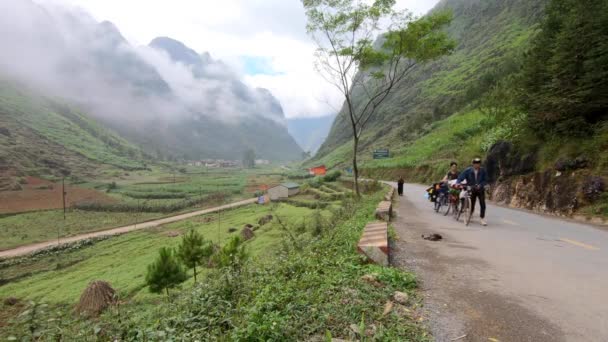 Persone Che Viaggiano Una Strada Asfaltata Valle Durante Viaggio Vietnam — Video Stock
