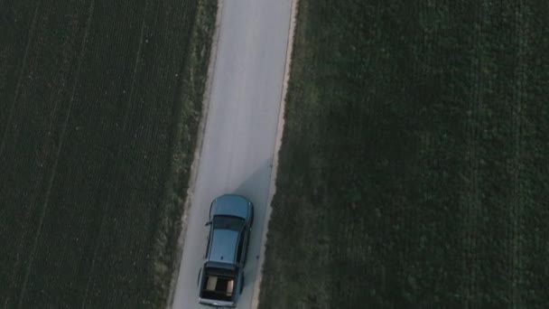 美しい夕日の間のフォードラプターディーゼル車の運転の空中ドローンショットのトップダウン — ストック動画