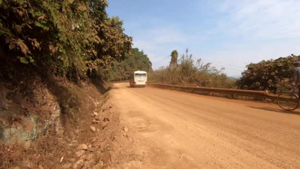 Buss Och Cyklist Går Uppför Grusväg Bergsväg Vietnam — Stockvideo